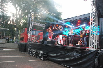 Foto - Show e fogos de artificio para marcar a chegada do Papai Noel