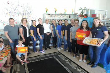 Foto - SMS entrega kits para alunos das escolas com orientações sobre alimentação saudável