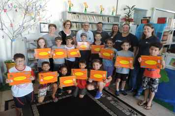 Foto - SMS entrega kits para alunos das escolas com orientações sobre alimentação saudável