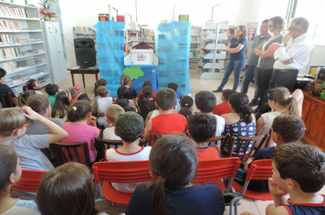 Foto - SMS entrega kits para alunos das escolas com orientações sobre alimentação saudável