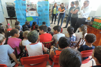 Foto - SMS entrega kits para alunos das escolas com orientações sobre alimentação saudável