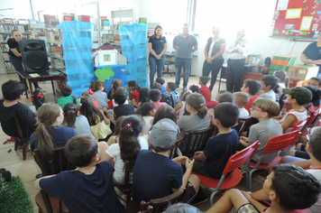 Foto - SMS entrega kits para alunos das escolas com orientações sobre alimentação saudável