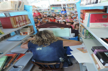 Foto - SMS entrega kits para alunos das escolas com orientações sobre alimentação saudável