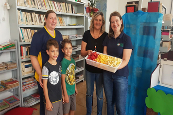 Foto - SMS entrega kits para alunos das escolas com orientações sobre alimentação saudável