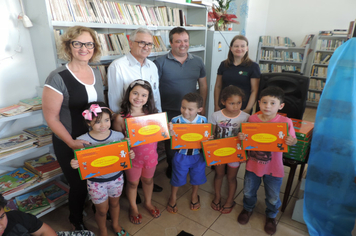 Foto - SMS entrega kits para alunos das escolas com orientações sobre alimentação saudável