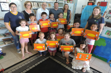 Foto - SMS entrega kits para alunos das escolas com orientações sobre alimentação saudável