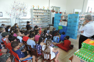 Foto - SMS entrega kits para alunos das escolas com orientações sobre alimentação saudável