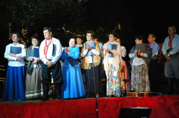 Foto - TEATRO E CHEGADA DO PAPAI NOEL