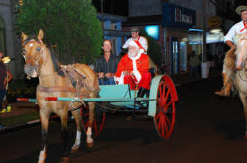 Foto - TEATRO E CHEGADA DO PAPAI NOEL