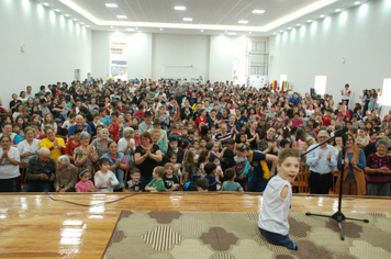 Foto - Tiago Linck encanta e emociona comunidade Pejuçarense