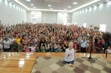 Foto - Tiago Linck encanta e emociona comunidade Pejuçarense
