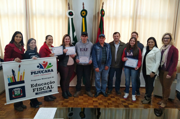 Foto - Vencedores do concurso de Educação Fiscal recebem prêmios