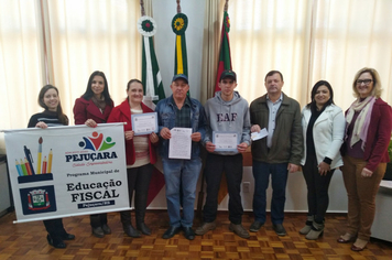 Foto - Vencedores do concurso de Educação Fiscal recebem prêmios