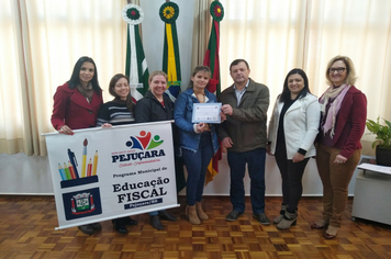 Foto - Vencedores do concurso de Educação Fiscal recebem prêmios