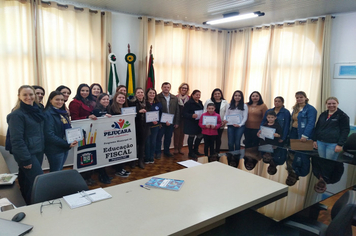 Foto - Vencedores do concurso de Educação Fiscal recebem prêmios