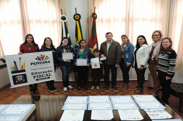 Foto - Vencedores do concurso de Educação Fiscal recebem prêmios
