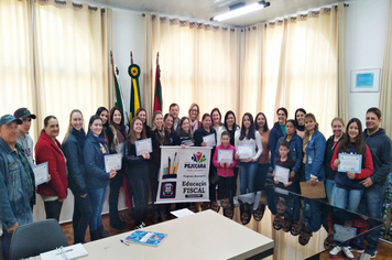 Foto - Vencedores do concurso de Educação Fiscal recebem prêmios