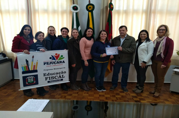 Foto - Vencedores do concurso de Educação Fiscal recebem prêmios