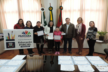 Foto - Vencedores do concurso de Educação Fiscal recebem prêmios