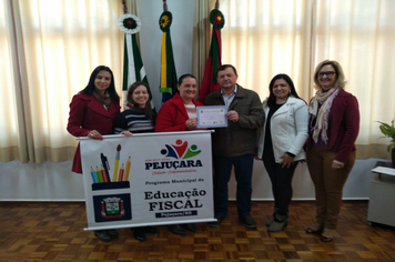 Foto - Vencedores do concurso de Educação Fiscal recebem prêmios