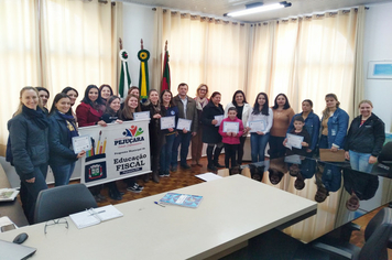 Foto - Vencedores do concurso de Educação Fiscal recebem prêmios