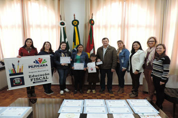 Foto - Vencedores do concurso de Educação Fiscal recebem prêmios