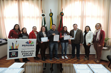 Foto - Vencedores do concurso de Educação Fiscal recebem prêmios