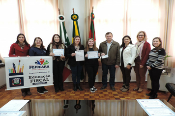 Foto - Vencedores do concurso de Educação Fiscal recebem prêmios