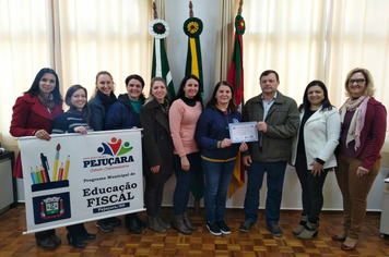 Foto - Vencedores do concurso de Educação Fiscal recebem prêmios