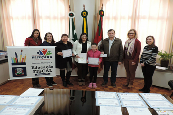 Foto - Vencedores do concurso de Educação Fiscal recebem prêmios