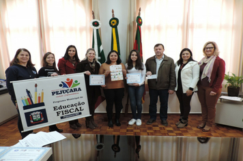 Foto - Vencedores do concurso de Educação Fiscal recebem prêmios