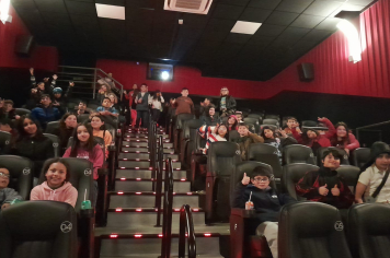 Crianças do CRAS participam de atividade no cinema