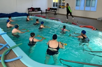 A hidroginástica fortalece o corpo com segurança e bem-estar