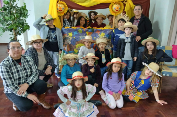 CRAS realiza comemorações juninas com crianças e idosos