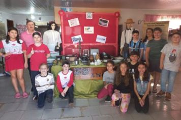 58 motivos para conhecer o Museu: Alunos da Escola Estadual Ângelo Furian visitam Museu dos Imigrantes Marcos Bresolin