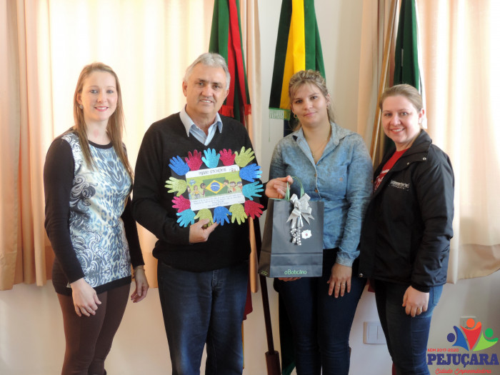 Prefeito recebe homenagem da direção da EMEI