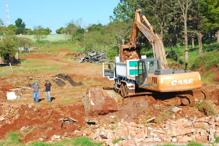 OBRAS faz limpeza no Parque para o Acampamento Farroupilha