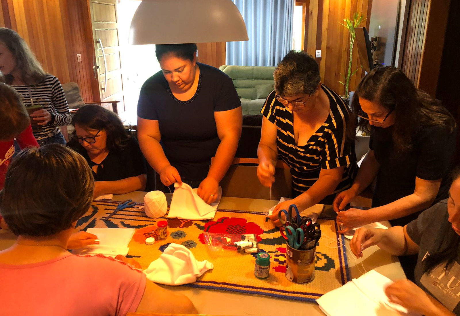 NAAB realiza atividade em Marmeleiro com produção de travesseiro terapêutico