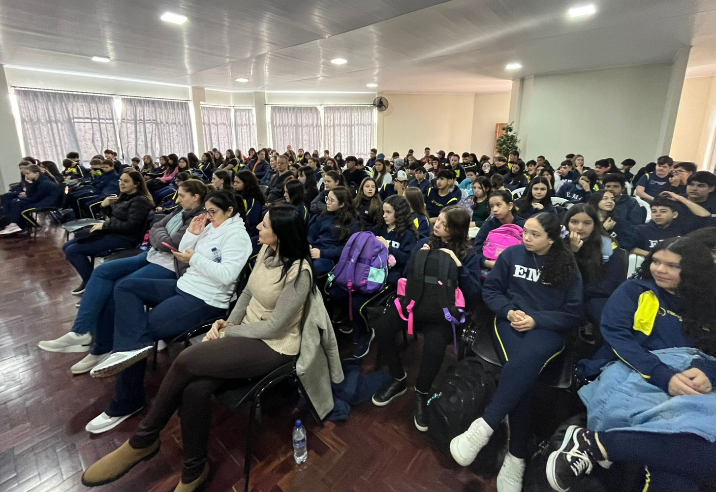 Palestra inspira alunos da EMP a persistirem nos estudos e perseguirem seus objetivos