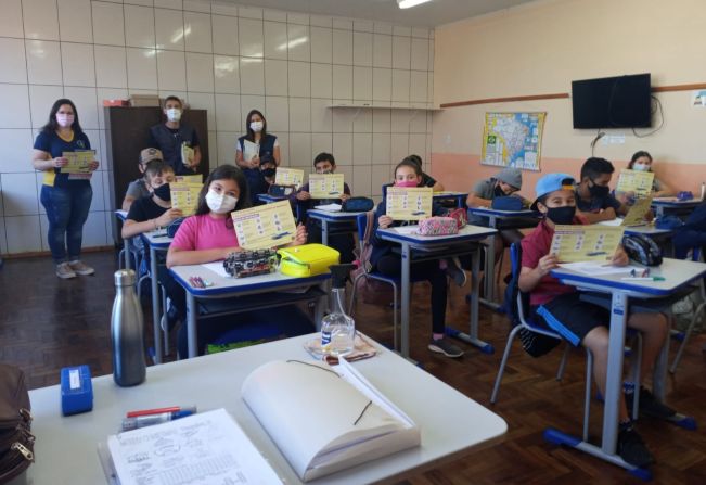 Agentes de combate às endemias visitam escolas