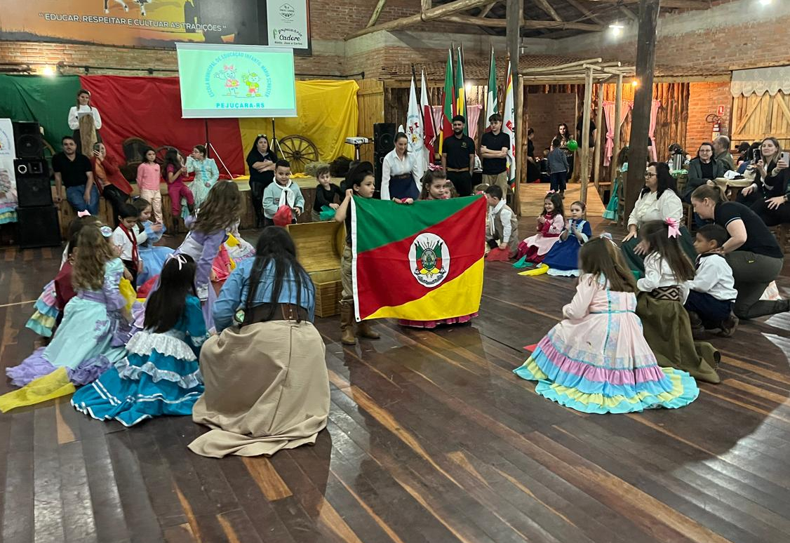 EMEI Maria Schuster celebra a tradição gaúcha no CTG Pealo da Amizade