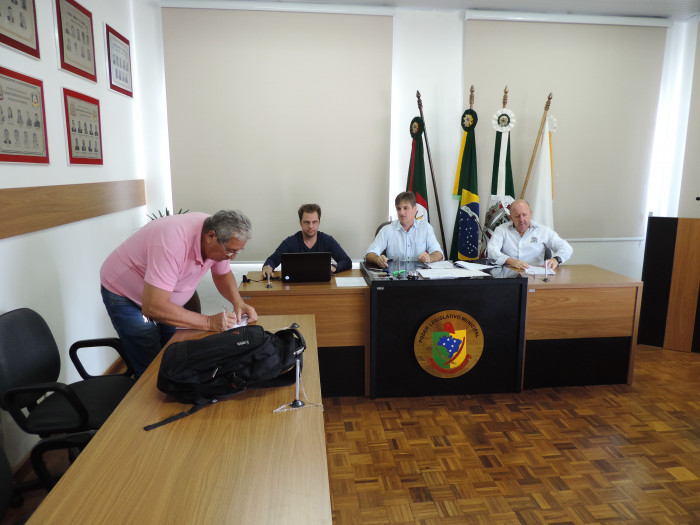 Licitação define compra de retroescavadeira