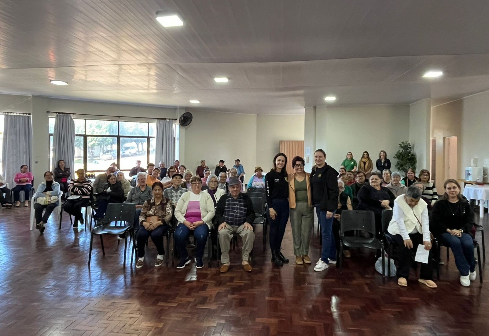 Palestra orienta idosos sobre a prevenção de golpes virtuais