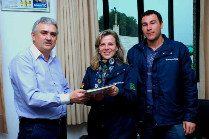 Prefeito recebeu Relatório de Atividades da Emater em 2013