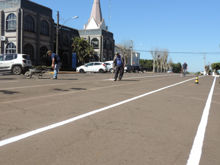 Administração atua no embelezamento de vias urbanas