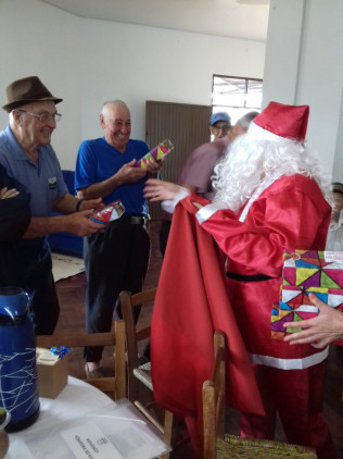 Grupo Conviver comemora a chegada do Papai Noel