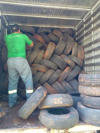 Nova remessa de pneus inservíveis é carregada em Pejuçara