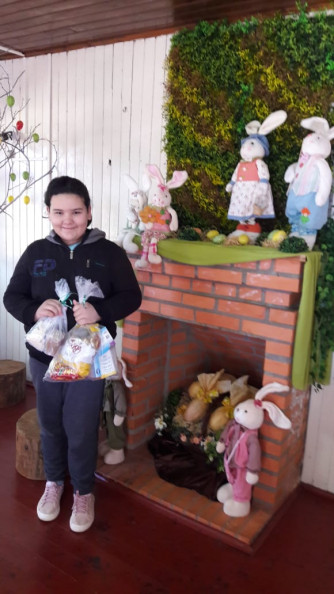 Administração entrega kits de Páscoa para integrantes do projeto Criança Esperança