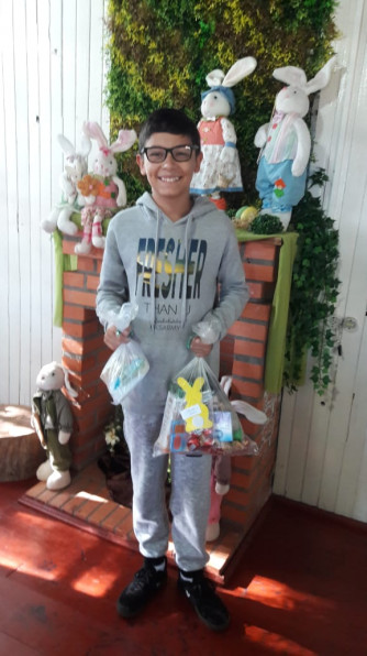 Administração entrega kits de Páscoa para integrantes do projeto Criança Esperança