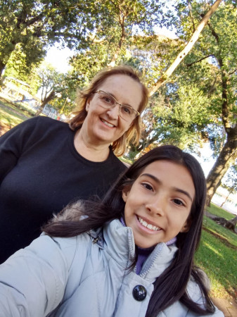 Administração entrega kits de Páscoa para integrantes do projeto Criança Esperança